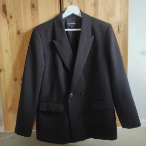 Kavaj från Kappahl  - Den absolut perfekta kavajen som alla borde ha i sin garderob! Sitter som en smäck, något coolt oversize men ändå lite mer "tailored". Köpt för 599:-.
