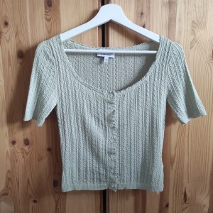 Topp från & Other Stories  - Pointelle stickad pastellgrön topp från & Other Stories.