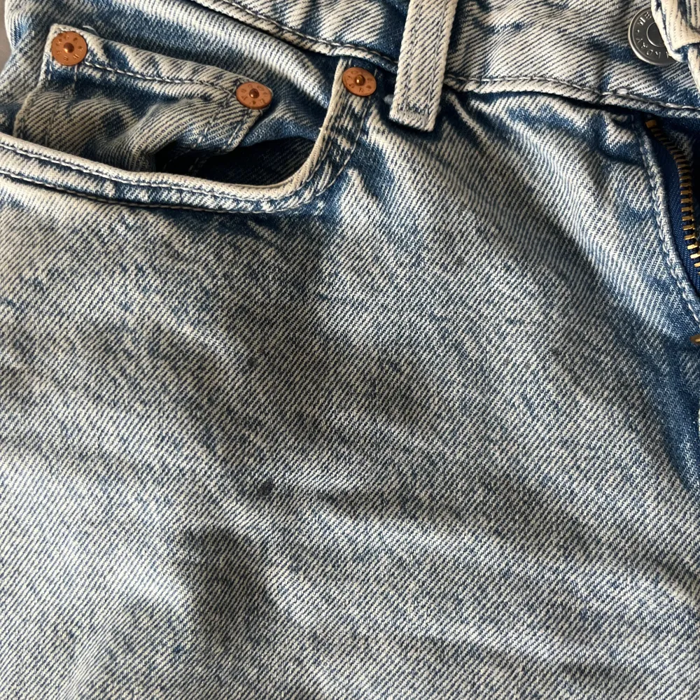 Säljer dessa fina lågmidjade blåa jeans från Weekday i storlek W26 L32. De är i fint skick men har lite fläckar som bara syns om man kollar nära (bild 3 och 4). Pris kan diskuteras💕. Jeans & Byxor.