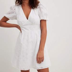 Säljer denna fina vita klänningen från NA-KD, aldrig använd med lappen kvar så precis som ny!