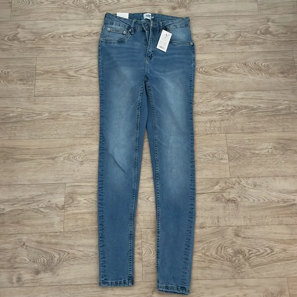 Helt nya blåa skinny jeans ifrån lager 157. Aldrig används. Storlek M.. Jeans & Byxor.