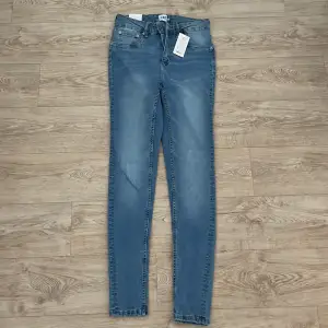 Helt nya blåa skinny jeans ifrån lager 157. Aldrig används. Storlek M.