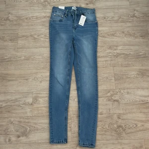 Helt nya blåa jeans - Helt nya blåa skinny jeans ifrån lager 157. Aldrig används. Storlek M.