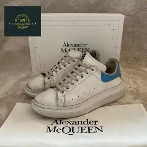 Säljer nu dessa skor från Alexander McQueen. Dem är i helt okej skick och kan behöva lite lagning. Skick 5/10. Skriv för fler frågor eller funderingar.🤩