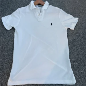 Polo Ralph lauren pike  - Tjenare, Nu säljer jag denna vita Ralph lauren pike för 449kr!💫 Det är storlek S Customfit💫. Hör av er vid intresse eller funderingar🙏🤝💫