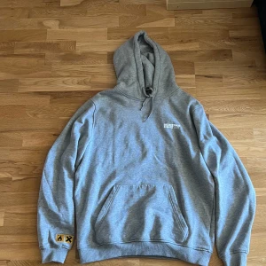 Montana cans hoodie - as fet montana cans hoodie med feta detaljer som logorna nere vid handen köpt i berlin använd några gånger inga skador