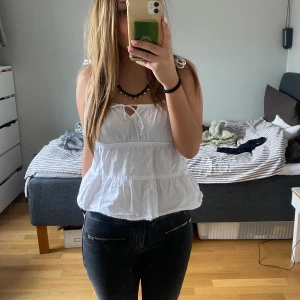 Topp - Fin trendig topp från hm, perfekt nu till sommaren! Skriv för fler bilder eller frågor! Tryck gärna på köp nu!💕🔥