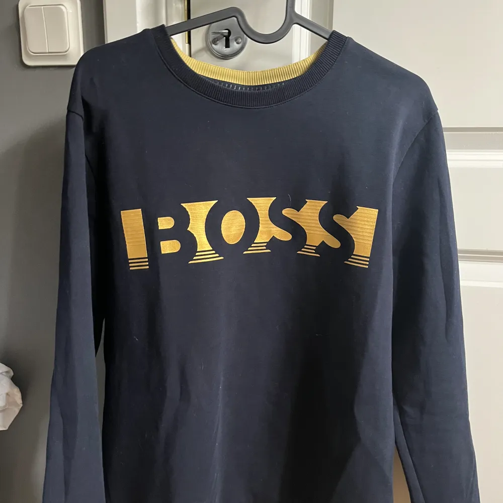 Säljer Hugo Boss tröja i St: S  Tröjan är använd få gånger och är i nyskick.. Hoodies.