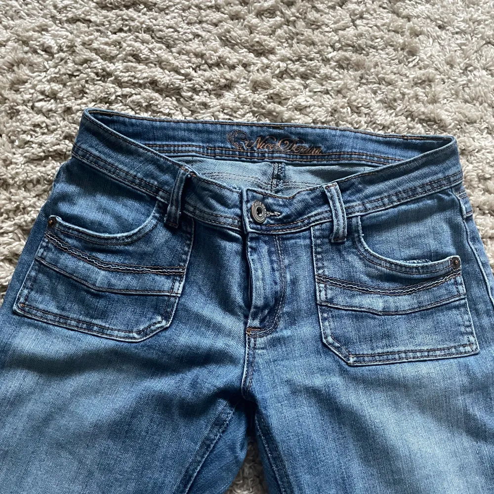 Så fina jeans som är för stora för mig därav säljer jag💞. Jeans & Byxor.