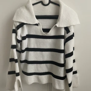 Stickad tröja  - Som ny 