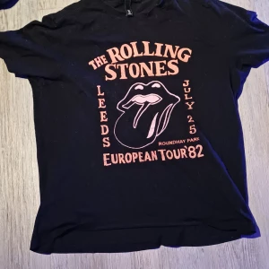 The rolling stones t-shirt  - Svart "the rolling stones" tröja köppt på h&m  Knappt andvänd  Nypris:100kr