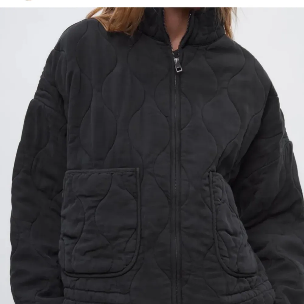 Säljer denna quiltade jacka från zara i storlek S! Köpt för cirka 900 kr! Många intresserade, köp direkt för 800!. Jackor.
