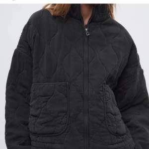 Säljer denna quiltade jacka från zara i storlek S! Köpt för cirka 900 kr! Många intresserade, köp direkt för 800!