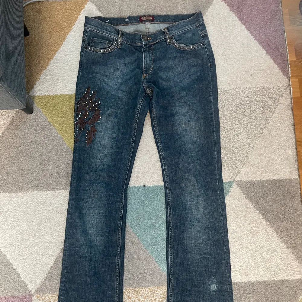 ett par snygga lowwaist jeans som är köpta på loppis men som tyvärr är för stora för mig. midjemått: ca 41cm tvärs över och innerbenslängd: ca 84/85cm. kontakta mig om du vill ha bild på! 💕💕 köparen står för frakten 💕💕. Jeans & Byxor.