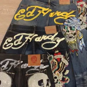 SÖKER ed Hardy jeans med ed Hardy tryck där bak och Baggy inte skinny🙏🏼🙏🏼🙏🏼 innerben 78cm+ midja 70-80 cm kontakta om du har!!