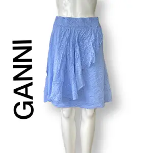 Högmidjad kjol från Ganni, storlek med mått läggs in senare 