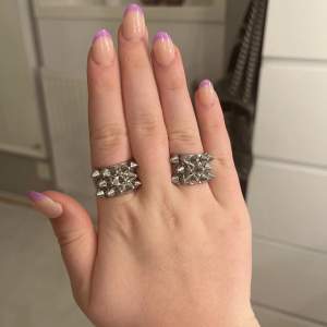 Säljer min Edblad ring i silver för att jag ej andvänder längre, inga märken eller defekter alls🩷 Det är ringen på ringfingret (jag har ganska tjocka fingrar) Men är man osäker på storleken så gå inte på Edblads hemsida så får ni bättre översikt.