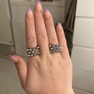 Edblad ring  - Säljer min Edblad ring i silver för att jag ej andvänder längre, inga märken eller defekter alls🩷 Det är ringen på ringfingret (jag har ganska tjocka fingrar) Men är man osäker på storleken så gå inte på Edblads hemsida så får ni bättre översikt.