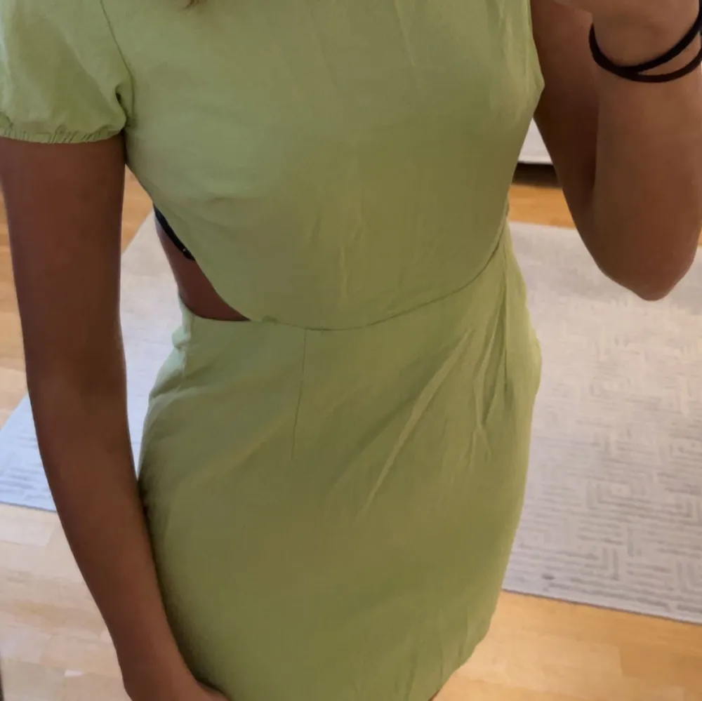 Grön klänning med öppen rygg med knytning . Klänningar.