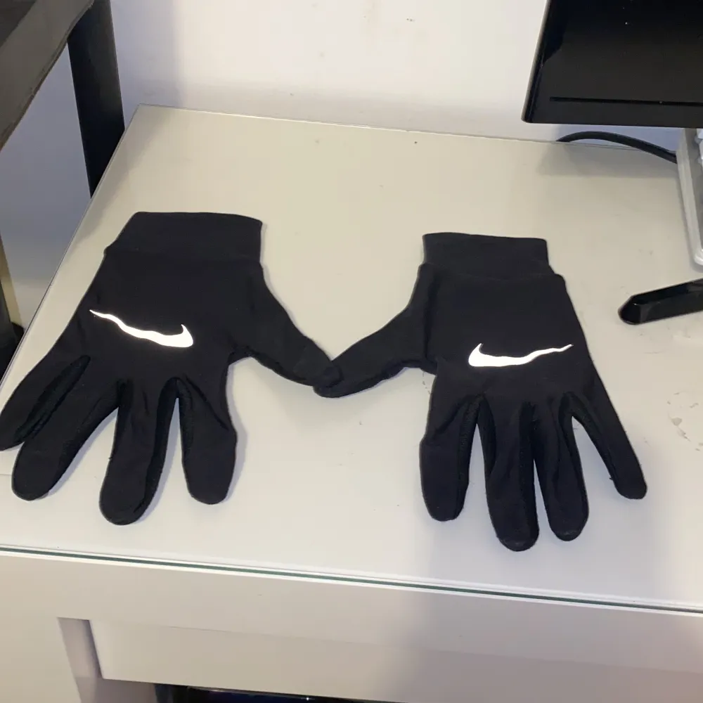 Nike handskar med reflex och touch på pek finger och tumme. Perfekt för en lite kallare och vindig dag. Pris kan diskuteras vid snabbaffär.. Övrigt.