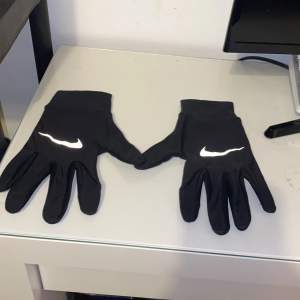 Nike handskar med reflex och touch på pek finger och tumme. Perfekt för en lite kallare och vindig dag. Pris kan diskuteras vid snabbaffär.