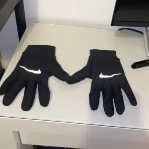 Nike handskar med reflex och touch på pek finger och tumme. Perfekt för en lite kallare och vindig dag. Pris kan diskuteras vid snabbaffär.