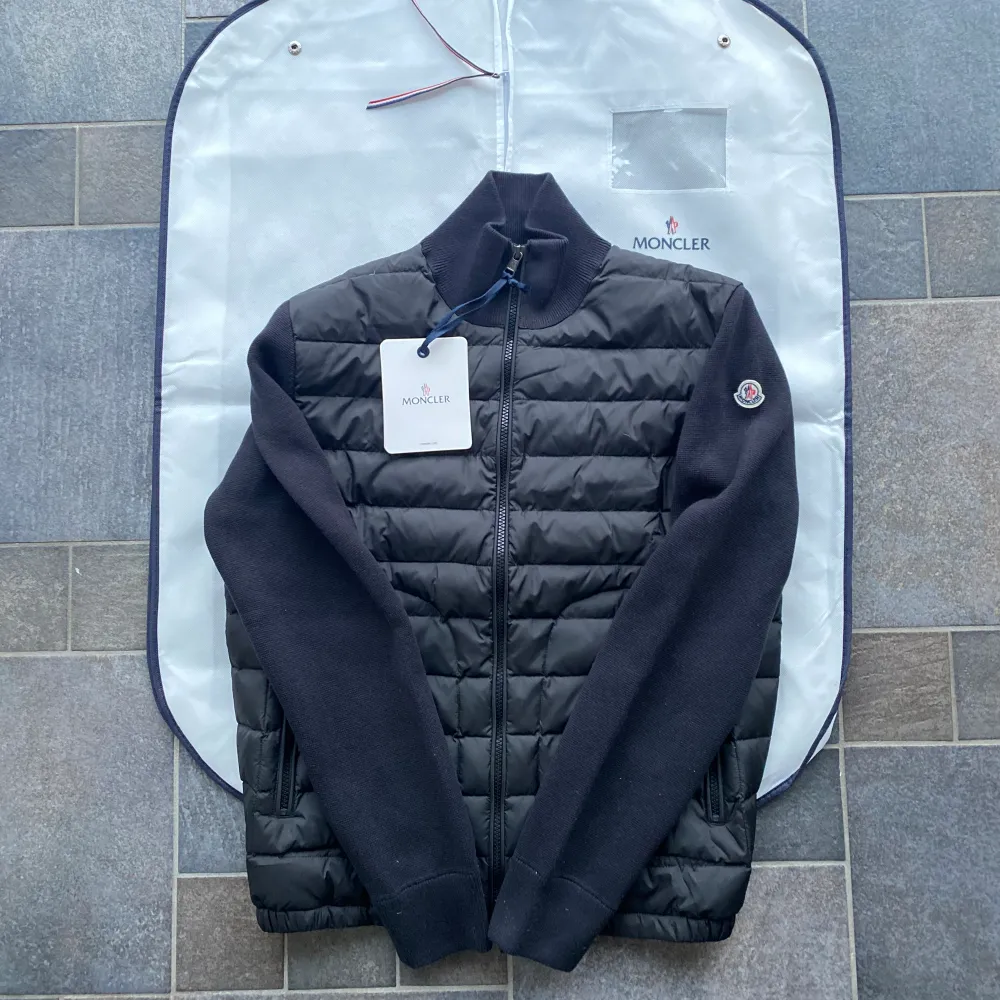 Säljer min svarta Moncler Cardigan i toppskick! Dustbag och tags finns kvar. Priset är förhandlingsbart vid en snabb affär. Kontakta mig för fler bilder eller vid eventuella frågor.  Mvh Anton. Jackor.