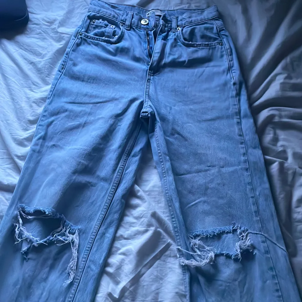 Ljusblå jeans från ginatrociot som inte ens är använda 1 gång jätte fina. Högmidjade och vida . Jeans & Byxor.