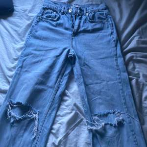 Ljusblå jeans från ginatrociot som inte ens är använda 1 gång jätte fina. Högmidjade och vida 