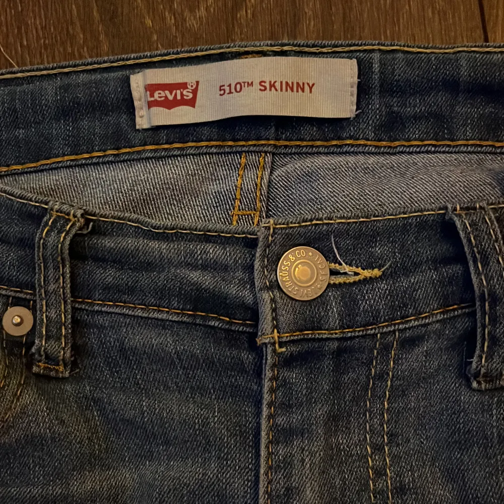Snygga slimmade jeans ett par 510 skit snygga passar till nästan allt skick 7/10 har använt några gånger, de inget fel på byxorna inga skador eller nåt👍. Jeans & Byxor.