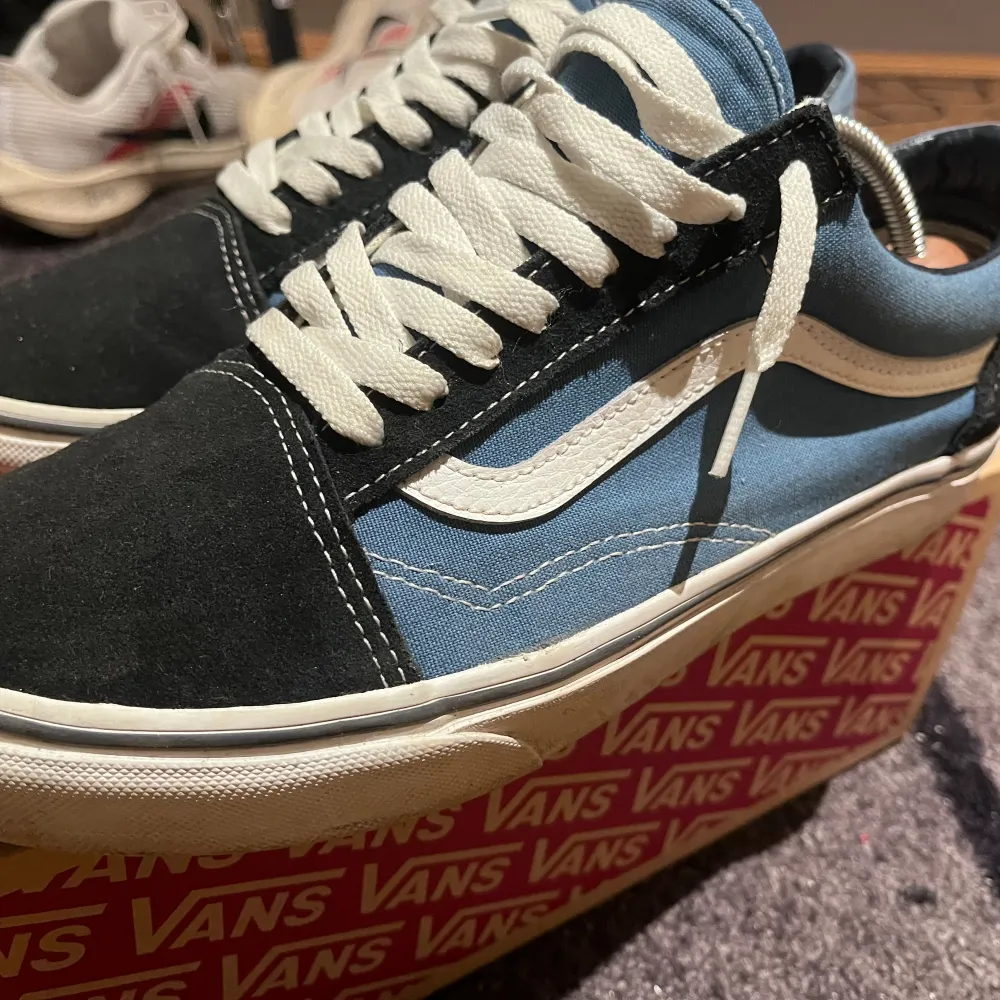 Tja säljer dess sköna o stil rena Vans  Max använda 6 gånger perfekt inför sommaren o våren ny priss cirka 849 Mitt priss 399. Skor.