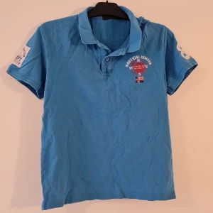 Turkos Pikétröja - Turkos Piketröja, använt skick. Storlek: L men passar S