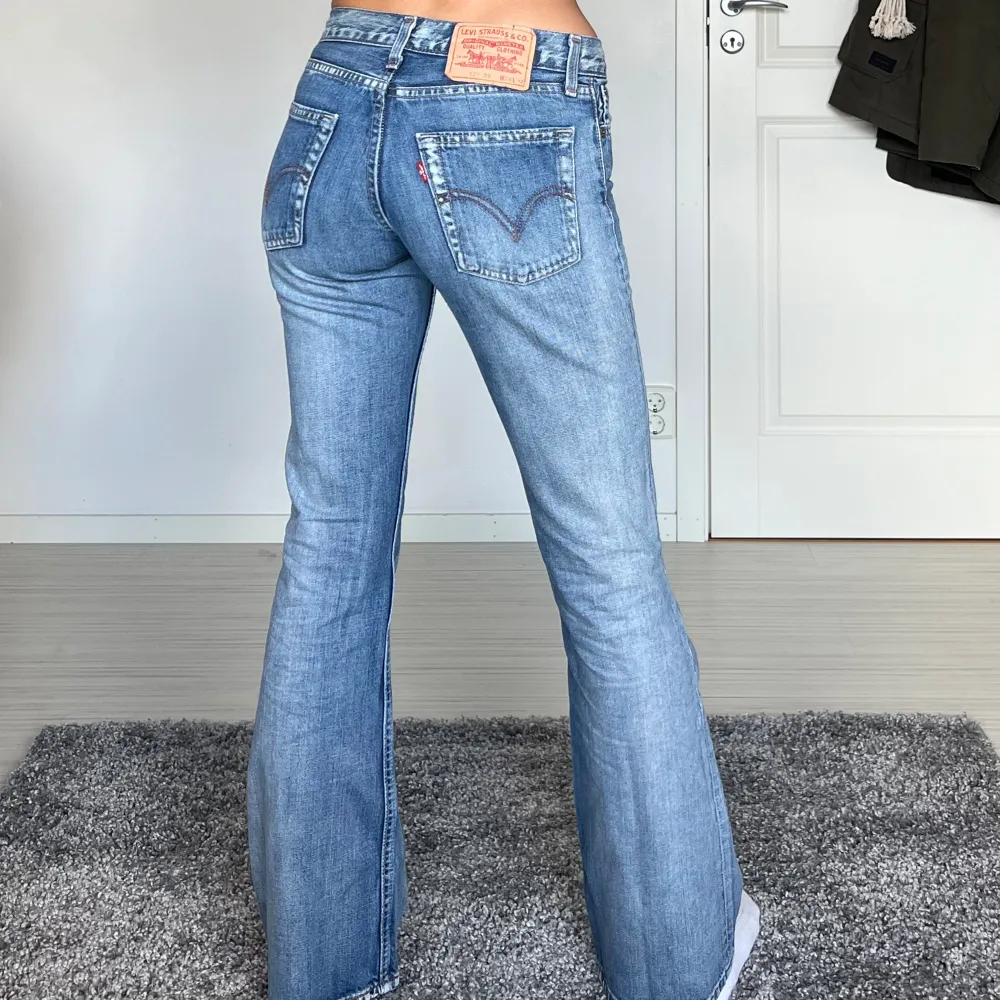 Midjemått: 34cm rakt över, innerbenslängd: 78cm 💗 . Jeans & Byxor.