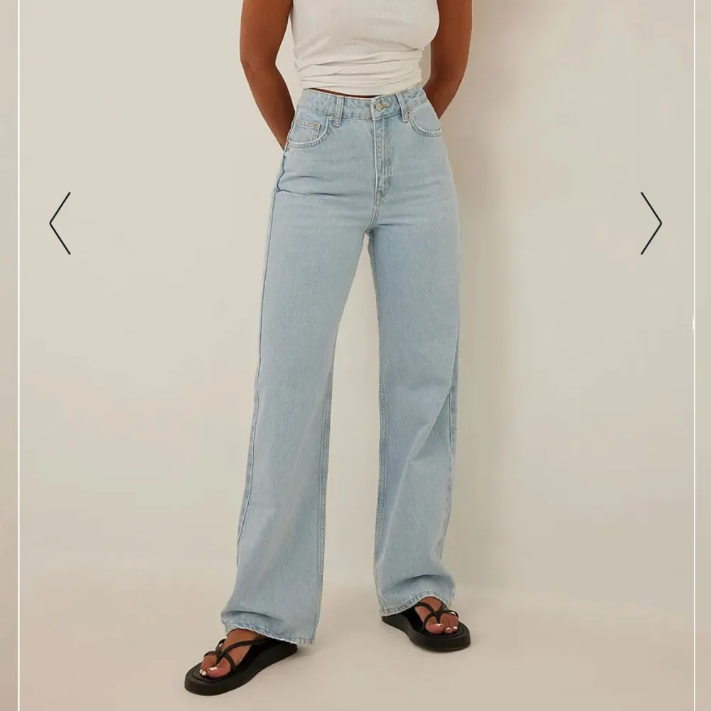 Ljusblåa jeans från nakd❣️säljer då dom är lite för stora på mig, storlek 36 och normal i storleken! Jag är 170 och dom är långa i benen❣️köpta för 629 . Jeans & Byxor.
