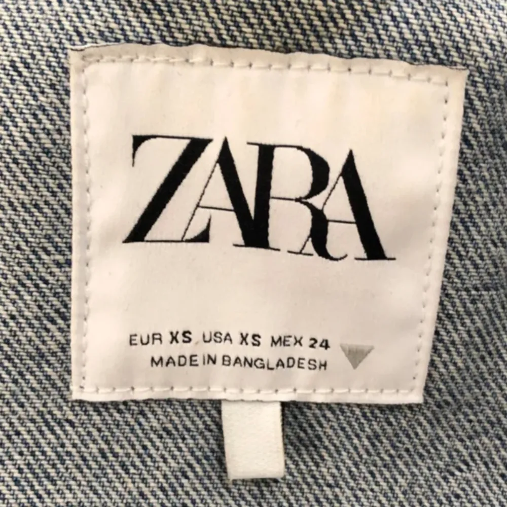 Säljer min snygga jeansjacka från zara i storlek XS. Men är oversize så passar typ XS-M. Perfekt till sommaren😇pris kan diskuteras.. Jackor.