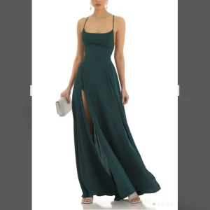 Balklänning  - Perfekt till balen nu till studenten! Köpte från usa och med tull kostade den 1200kr, aldrig använd eftersom jag ogillade passformen, kostar att skicka tillbaka tyvärr :/❤️