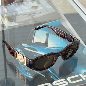 Säljer ett par versace solbrillor. Bara att skriva vid fundering! Versace VE4361 