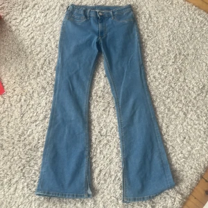 Bootcut jeans  - Säljer dessa Lågmidjade bootcut jeansen i nyskick! Dom har en liten slits där nere! Dom går även att reglera storleken i midjan på