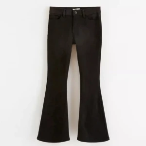 Boot cut jeans - Fina svarta boot-cut jeans från Lindex. Orginal priset var 350kr. De är i bra skick och  endast använda ett fåtal gånger. Jag säljer då de tyvärr blivit för små. Köparen står för frakt. Kontakta vid prisförslag/fler bilder.💕