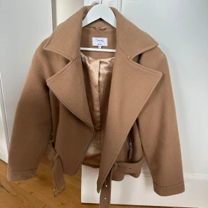 Brun jacka  - Brunaktig bikerjacka ifrån Hanna fribergs kollektion med nakd! Lite oversized i storleken. Använd sparsamt så i fint skick💗