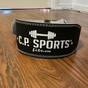 Gym bälte - Använd 2 gånger men råkat få lite duschkräm på baksidan men inget som syns eller påverkas av det.
