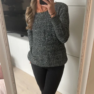 Stickad tröja  - Svartvit stickad tröja i stl S. Köparen står för frakten💕