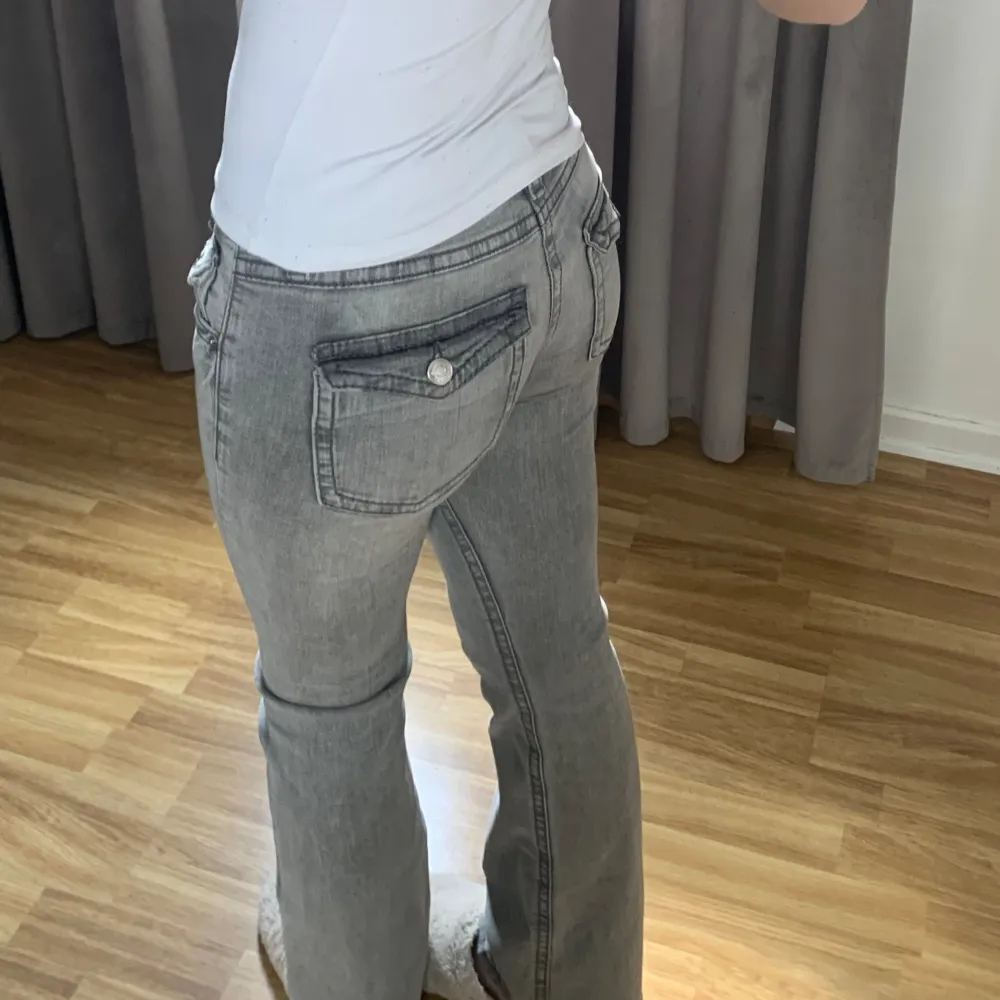 så snygga low waist bootcut jeans som sitter som en smäck på! jeansen sitter som en XS, använda ca 3 gånger så i nyskick! kontakta vid frågor💗. Jeans & Byxor.