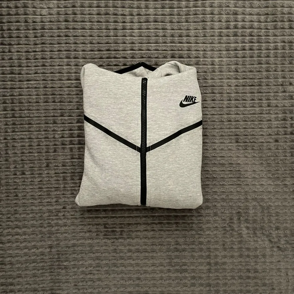Nike tech fleece, helt ny, använd 1-2 gånger. Säljer pga att jag hittade den bortglömd i garderoben och är för liten. Hoodies.
