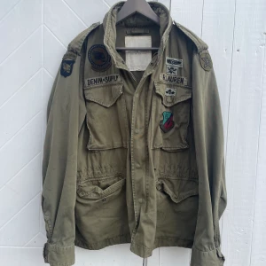 Ralph Lauren Field Jacket - Field jacket från denim & supply Ralph Lauren. Jackan är i bra skick och fläckarna är en del av modellen. Liknar nyare modellen med nypris på cirkus 5000kr. Skriv vid funderingar!🙌