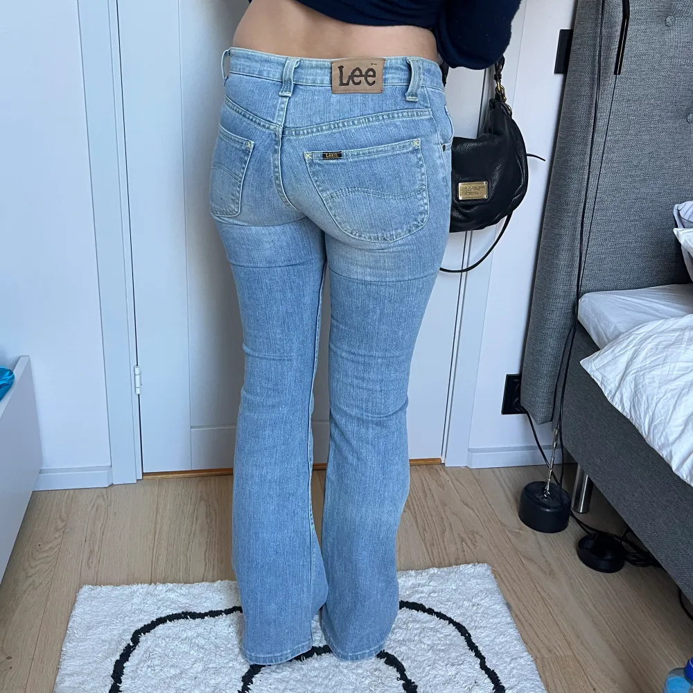 Low waist bootcut Lee jeans i ny skick!! De är super snygga men tyvärr försmå för mig i midjan. Skriv för flera bilder!    Nypris:1200kr  Innerbensläng: 81 cm (jag är 170 cm)   Midjemått: 39 cm (rakt över). Jeans & Byxor.