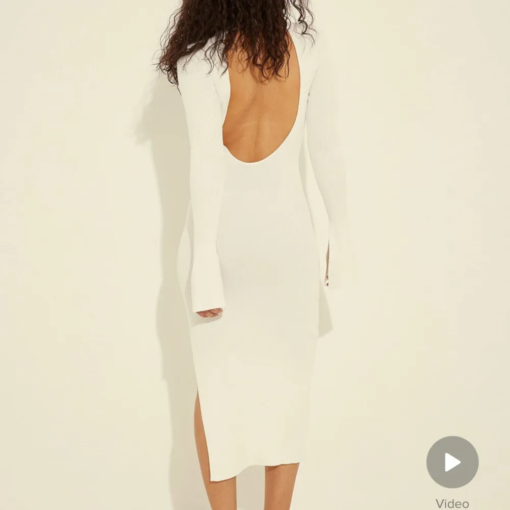 Jättefin vit stickad klänning från NA-KD med öppen rygg, använd fåtal gånger!! Storlek L, jag skulle säga att den är liten i storleken då jag vanligtvis bär 38/40. Frakt tillkommer !!. Klänningar.
