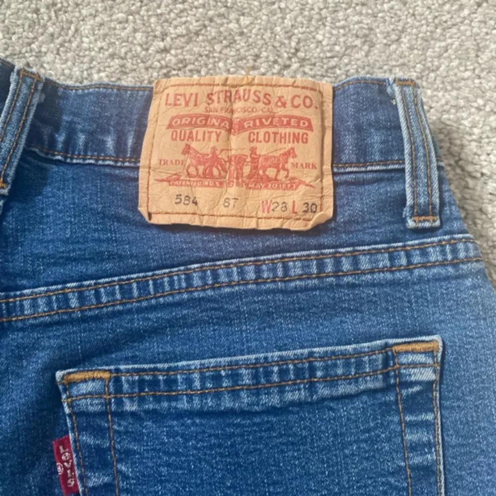 Säljer ett par jeans i modellen mid waist och bootcut ifrån märket Levis. Är i storlek 28 waist och 30 lenght. Endast användt ett fåtal gånger. Inköptes från ordinarie pris 699 kr.. Jeans & Byxor.