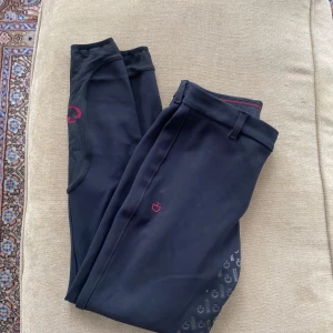 Cavalleria Toscana ridbyxor  - Säljer även dessa Cavalleria Toscana ridbyxor i strl 14 år. Färg mörkblå. Använda men även dessa i nyskick. Otrolig kvalite. Köpta för 2600 kr. 