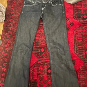 Lågmidjade jeans - Lågmidjade jeans i storlek w27 l32 hon på bilden är 166cm